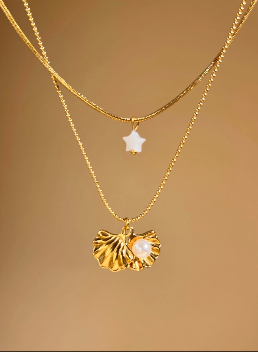 Collier double tour doré perle nacre et pendentif étoile Pré commande livraison à partir du 09 juin