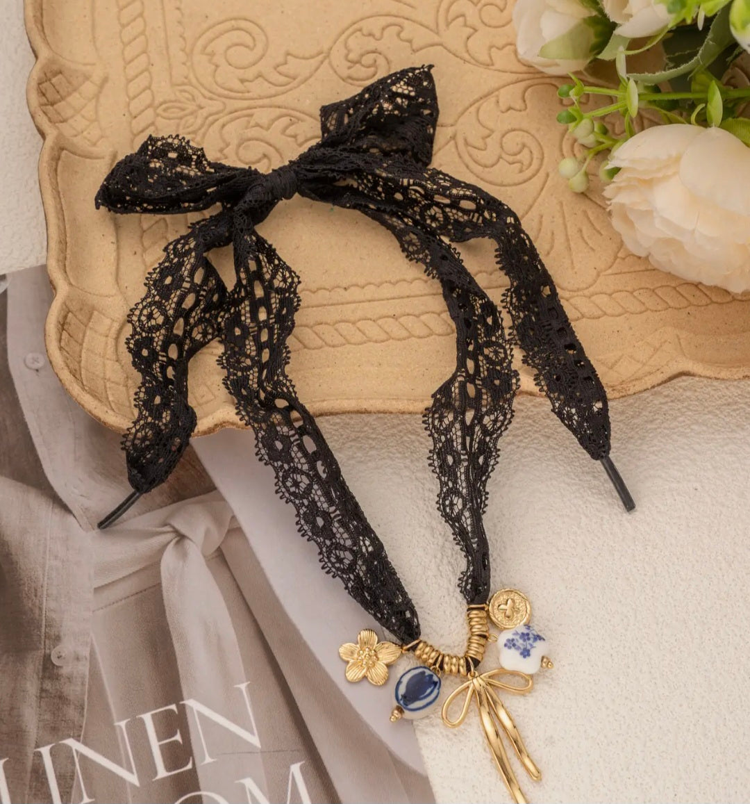 Collier Dentelle Noire Élégance Nœud Charme Pierre