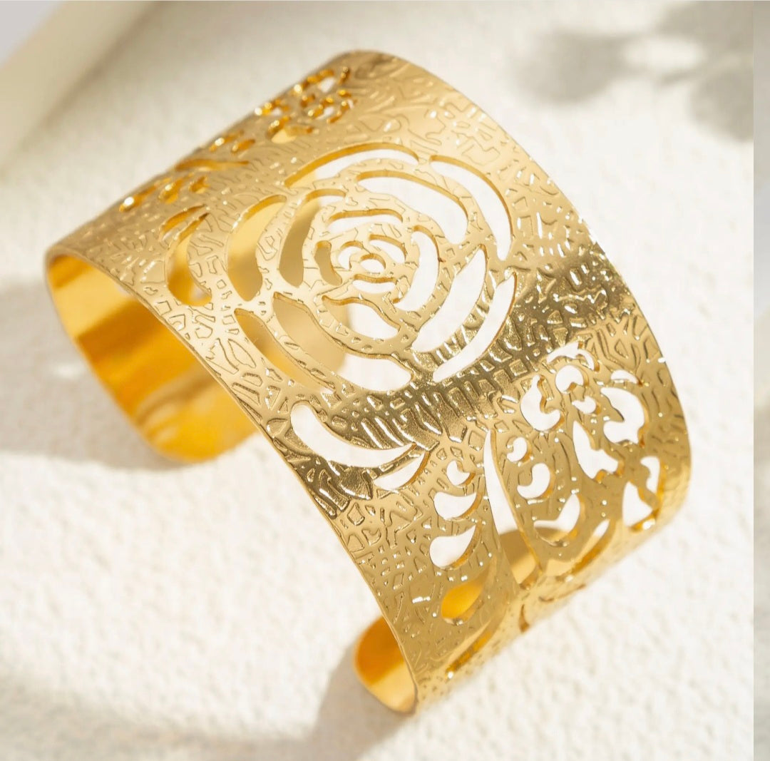 Bracelet manchette dorée acier inoxydable motif rose ajouré Pré commande livraison à partir du 09 juin