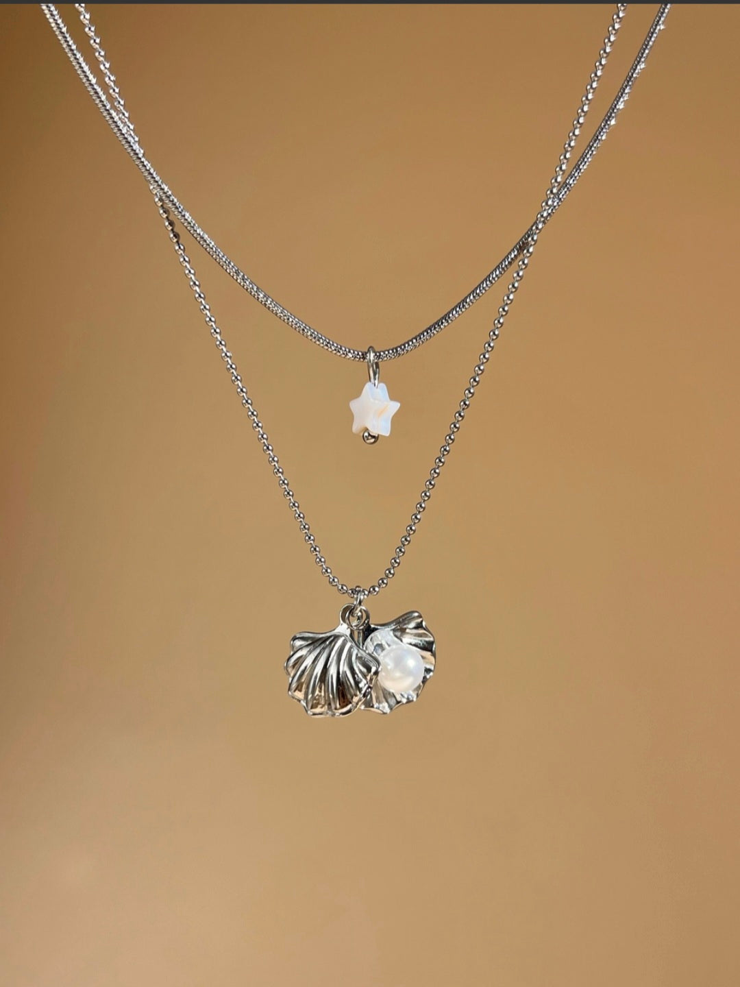 Collier double tour argenté perle nacre et pendentif étoile Pré commande livraison à partir du 09 juin