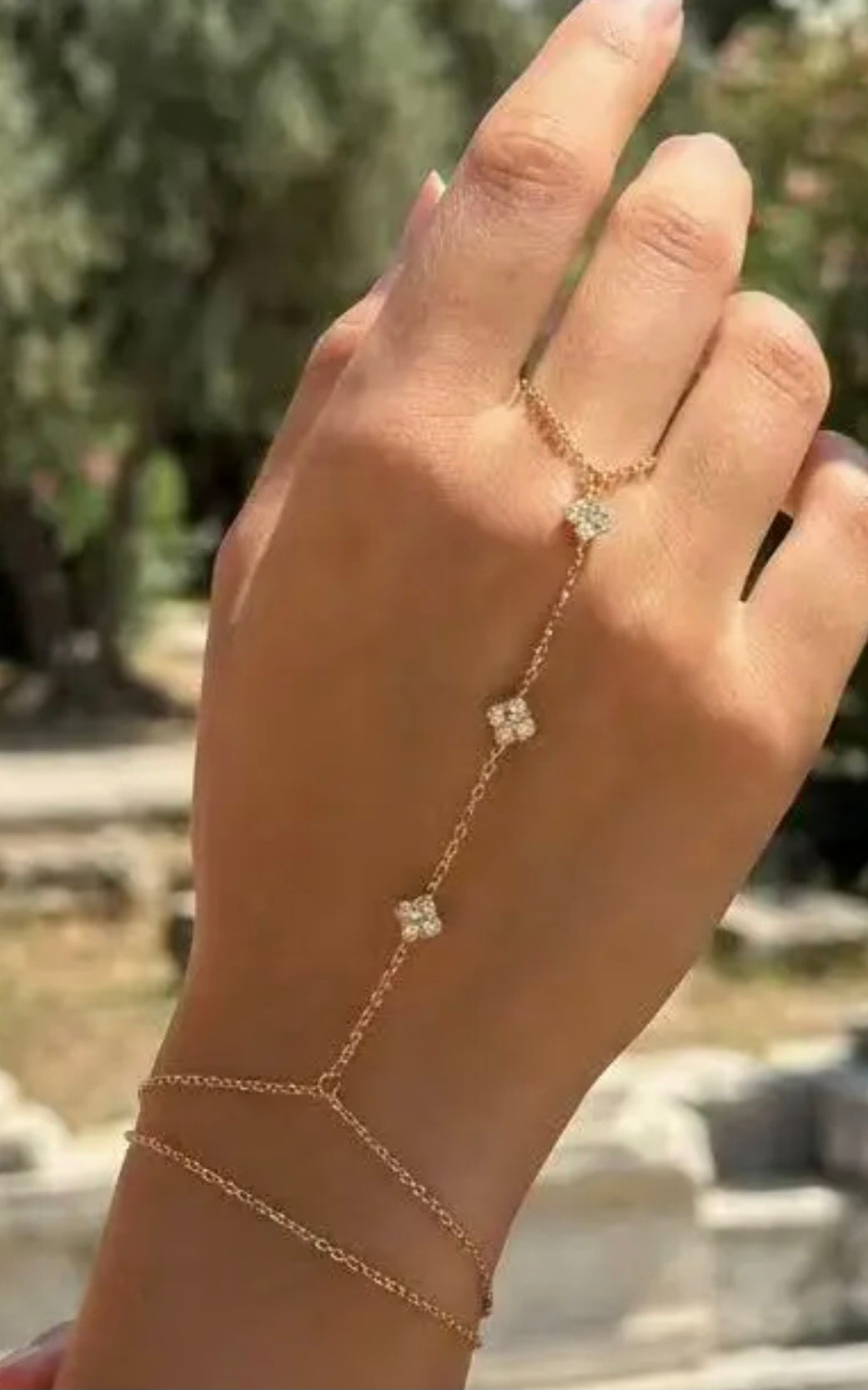 Bracelet main fleurs scintillantes doré acier inoxydable Pré commande livraison à partir du 09 juin