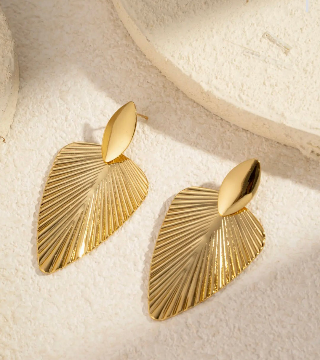 Boucles d’oreilles feuille dorée acier inoxydable style chic Pré commande livraison à partir du 09 juin