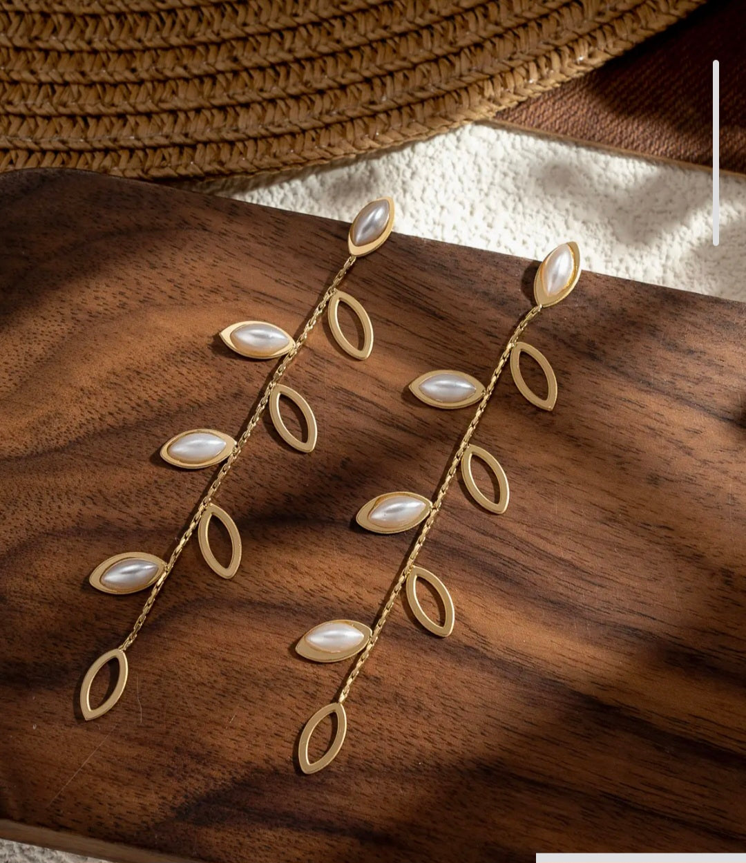 Boucles d’oreille pendante doré feuille nacrée élégante fine Pré commande livraison à partir du 09 juin