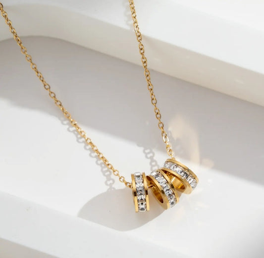 Collier femme acier inoxydable – triple anneau cristal doré Réf 17
